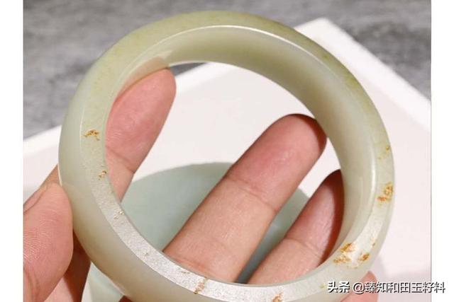 8000买的青白和田玉手镯85克的,贵吗?为什么?-第1张图片-翡翠网 8000买的青白和田玉手镯85克的,贵吗?为什么?-第1张图片-翡翠网