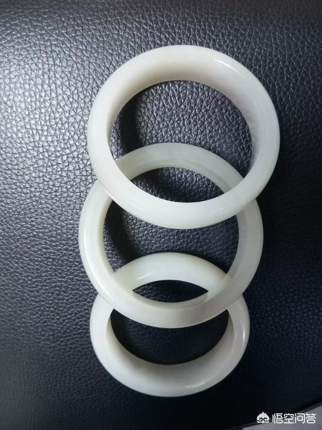 想买个和田玉手镯送给妈妈，买什么品牌比较好？-第6张图片-翡翠网