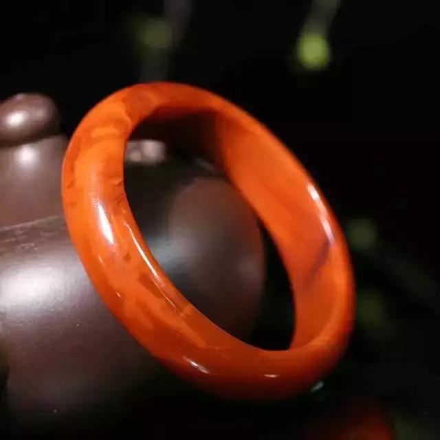 为什么手镯不能戴在右手上?-第5张图片-翡翠网 为什么手镯不能戴在右手上?-第5张图片-翡翠网