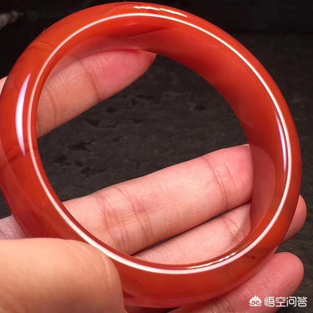 手镯戴在哪只手好?-第3张图片-翡翠网 手镯戴在哪只手好?-第3张图片-翡翠网