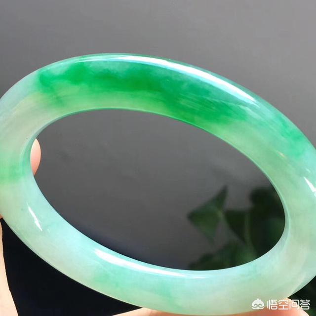 手镯戴在哪只手好?-第6张图片-翡翠网 手镯戴在哪只手好?-第6张图片-翡翠网