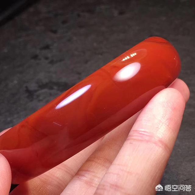 手镯戴在哪只手好?-第1张图片-翡翠网 手镯戴在哪只手好?-第1张图片-翡翠网