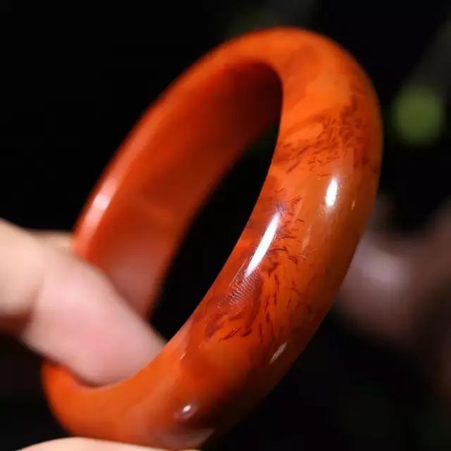 为什么手镯不能戴在右手上?-第1张图片-翡翠网 为什么手镯不能戴在右手上?-第1张图片-翡翠网