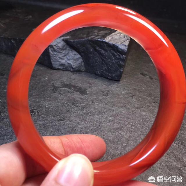 手镯戴在哪只手好?-第2张图片-翡翠网 手镯戴在哪只手好?-第2张图片-翡翠网