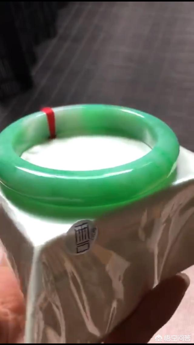 手镯戴在哪只手好?-第4张图片-翡翠网 手镯戴在哪只手好?-第4张图片-翡翠网