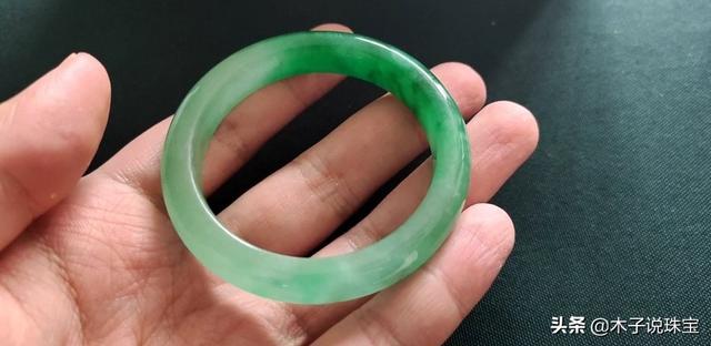 请各位大神,帮忙看看这个翡翠手镯是A货吗?价值大概多少呢?-第1张图片-翡翠网 请各位大神,帮忙看看这个翡翠手镯是A货吗?价值大概多少呢?-第1张图片-翡翠网