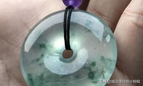 平安扣什么颜色的好,佩戴平安扣的讲究?-第3张图片-翡翠网 平安扣什么颜色的好,佩戴平安扣的讲究?-第3张图片-翡翠网