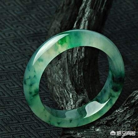 什么样的“飘花”翡翠最有价值?-第1张图片-翡翠网 什么样的“飘花”翡翠最有价值?-第1张图片-翡翠网