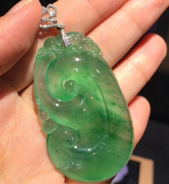 什么样的“飘花”翡翠最有价值?-第5张图片-翡翠网 什么样的“飘花”翡翠最有价值?-第5张图片-翡翠网