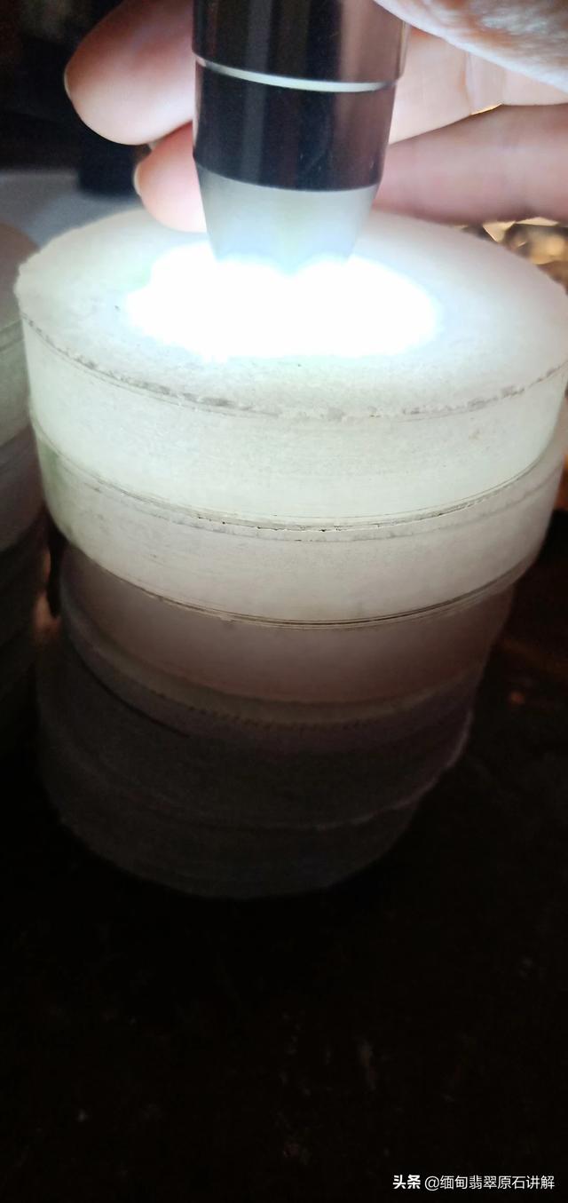 在哪里可以买到真正的翡翠手镯啊？-第2张图片-翡翠网