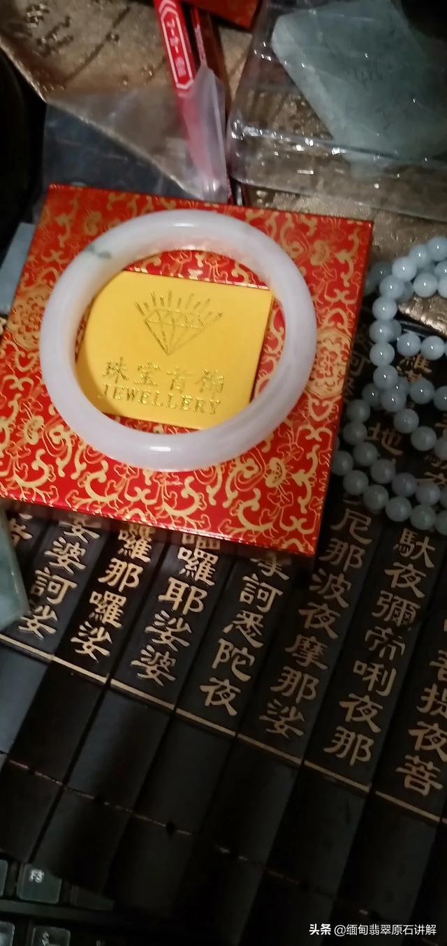 在哪里可以买到真正的翡翠手镯啊？-第8张图片-翡翠网