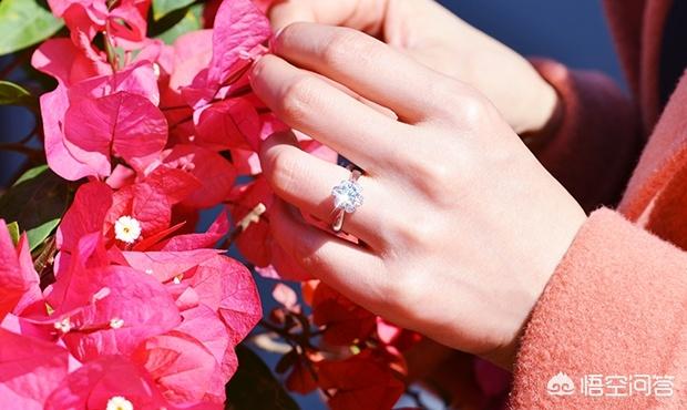 结婚戒指的戴法和意义有哪些?怎么戴才不踩雷?-第1张图片-翡翠网 结婚戒指的戴法和意义有哪些?怎么戴才不踩雷?-第1张图片-翡翠网