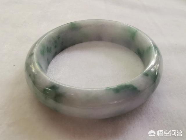 批发价300元的玉镯,多少钱淘到手比较划算?-第1张图片-翡翠网 批发价300元的玉镯,多少钱淘到手比较划算?-第1张图片-翡翠网