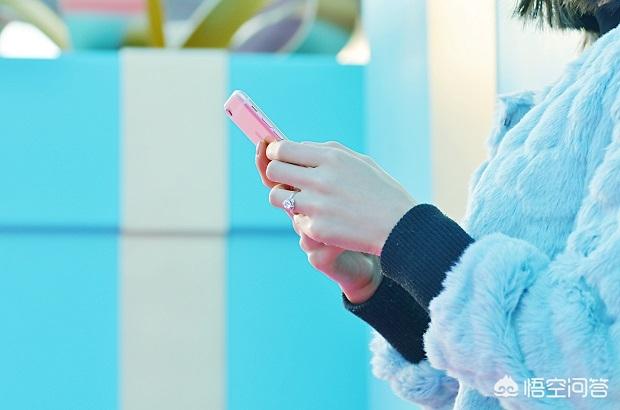 戒指的佩戴不可随心所欲,正确的戴法是什么?女生该注意什么呢?-第1张图片-翡翠网 戒指的佩戴不可随心所欲,正确的戴法是什么?女生该注意什么呢?-第1张图片-翡翠网