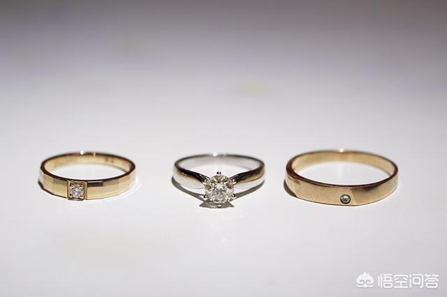 正确的戒指戴法是什么样的?戒指怎么戴才能避免尴尬和骚扰?-第1张图片-翡翠网 正确的戒指戴法是什么样的?戒指怎么戴才能避免尴尬和骚扰?-第1张图片-翡翠网