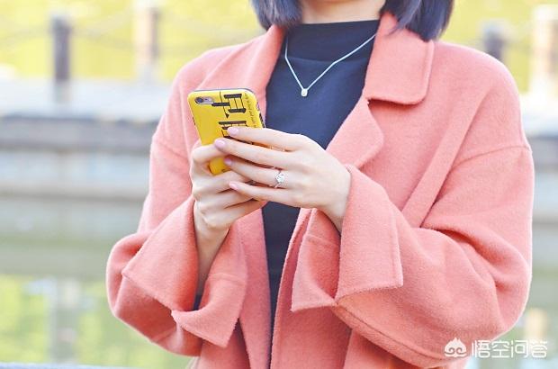 戒指的佩戴不可随心所欲,正确的戴法是什么?女生该注意什么呢?-第2张图片-翡翠网 戒指的佩戴不可随心所欲,正确的戴法是什么?女生该注意什么呢?-第2张图片-翡翠网