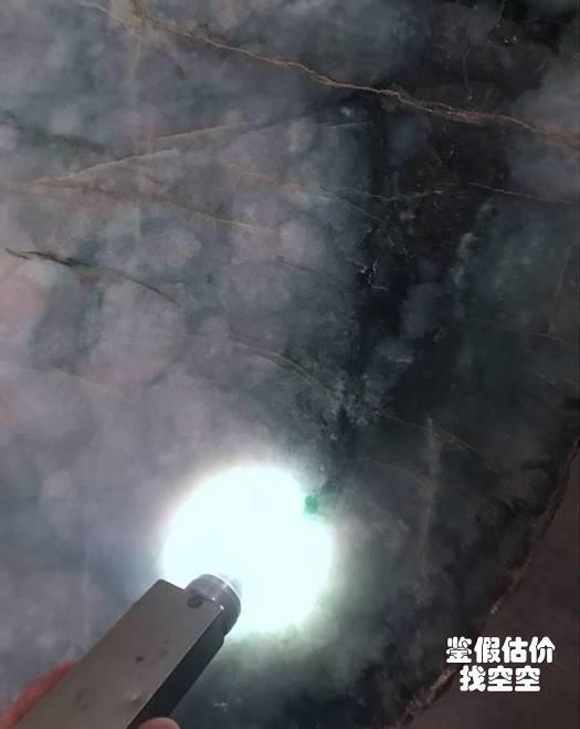 怎样看待2.6吨春带彩大料，最后只开出一只手镯？-第5张图片-翡翠网