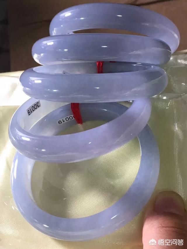 翡翠手镯与和田玉手镯该怎么选?-第2张图片-翡翠网 翡翠手镯与和田玉手镯该怎么选?-第2张图片-翡翠网