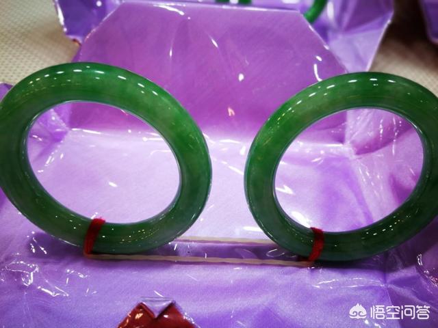 过年想买一个玉镯子,有什么推荐吗?-第4张图片-翡翠网 过年想买一个玉镯子,有什么推荐吗?-第4张图片-翡翠网