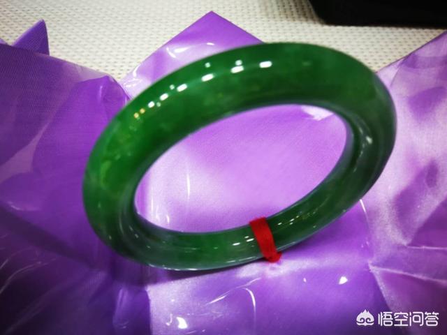 过年想买一个玉镯子,有什么推荐吗?-第2张图片-翡翠网 过年想买一个玉镯子,有什么推荐吗?-第2张图片-翡翠网