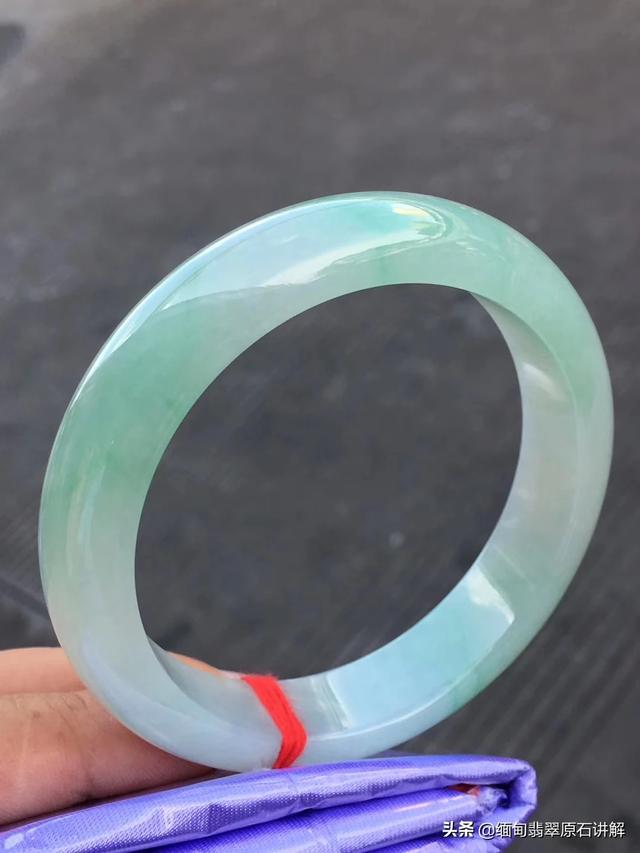 新买的翡翠手镯带半个月，绿色飘花变淡了扩散了怎么回事？-第1张图片-翡翠网