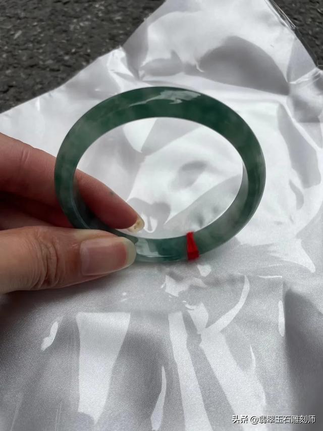 这个翡翠手镯价值如何?-第9张图片-翡翠网 这个翡翠手镯价值如何?-第9张图片-翡翠网