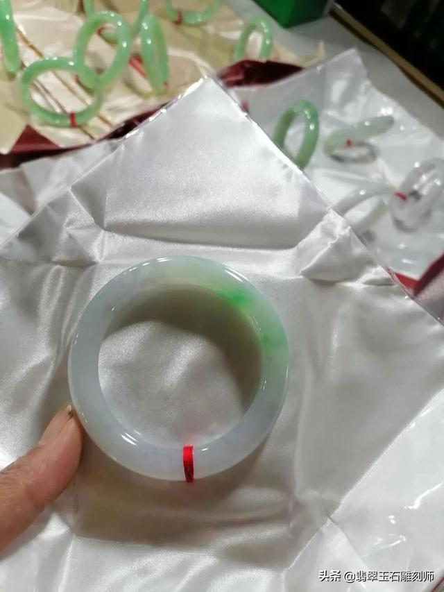 这个翡翠手镯价值如何?-第7张图片-翡翠网 这个翡翠手镯价值如何?-第7张图片-翡翠网
