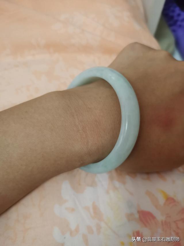 这个翡翠手镯价值如何?-第4张图片-翡翠网 这个翡翠手镯价值如何?-第4张图片-翡翠网