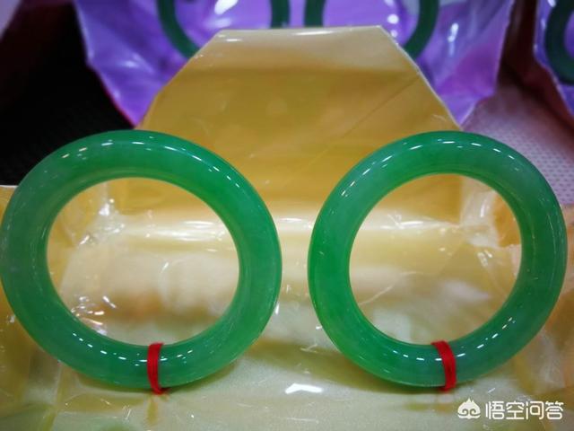 过年想买一个玉镯子,有什么推荐吗?-第1张图片-翡翠网 过年想买一个玉镯子,有什么推荐吗?-第1张图片-翡翠网