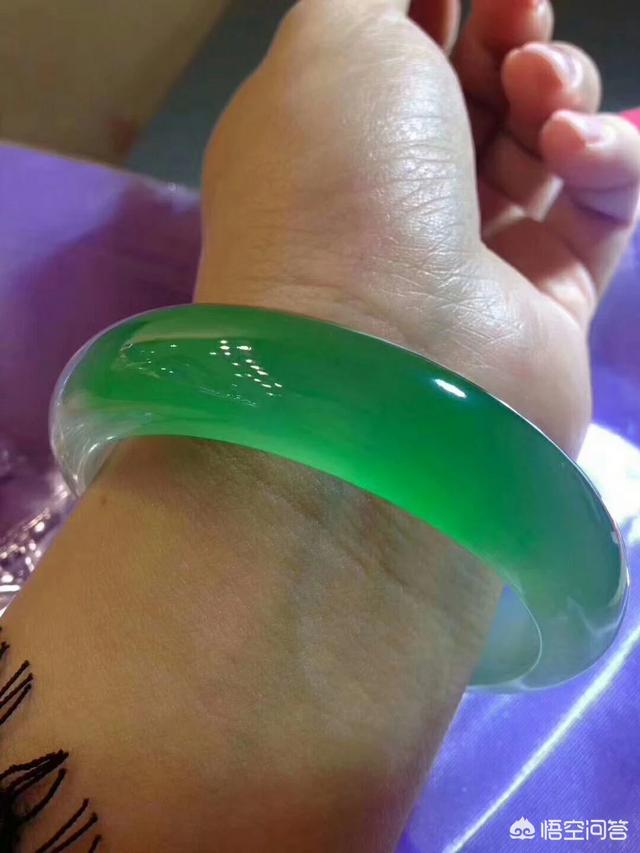 过年想买一个玉镯子,有什么推荐吗?-第9张图片-翡翠网 过年想买一个玉镯子,有什么推荐吗?-第9张图片-翡翠网