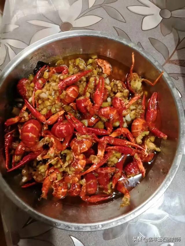 有没有翠友帮忙看看这个镯子?-第5张图片-翡翠网 有没有翠友帮忙看看这个镯子?-第5张图片-翡翠网