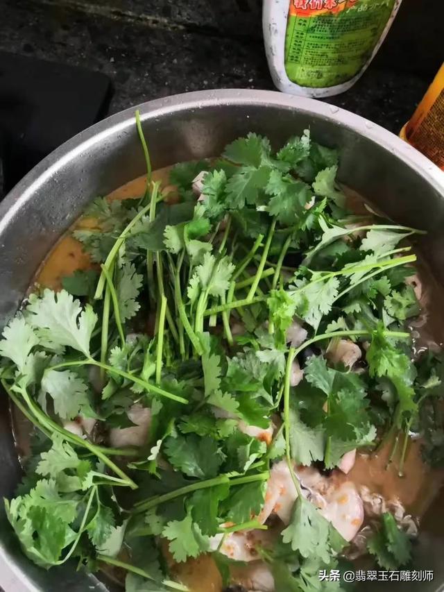 有没有翠友帮忙看看这个镯子?-第4张图片-翡翠网 有没有翠友帮忙看看这个镯子?-第4张图片-翡翠网