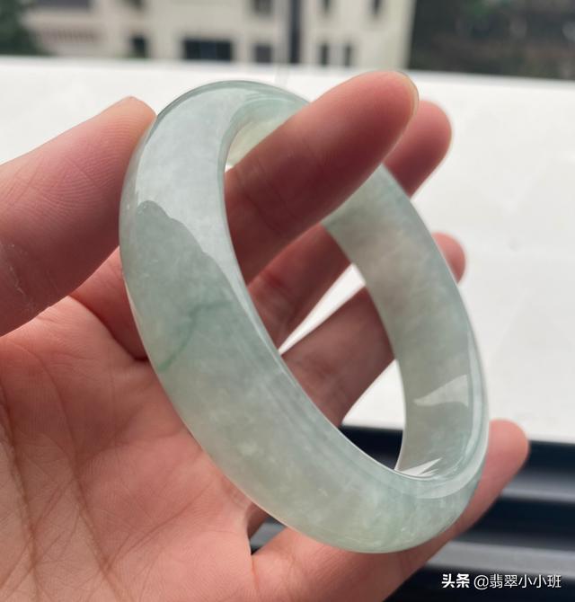怎么看翡翠手镯种老和种嫩?-第3张图片-翡翠网 怎么看翡翠手镯种老和种嫩?-第3张图片-翡翠网