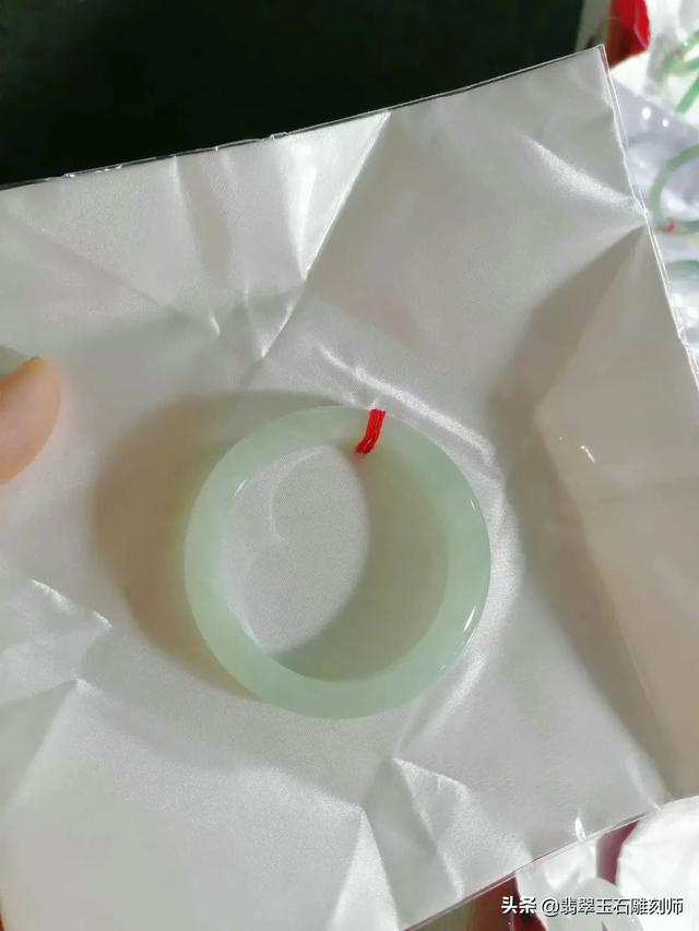 这个翡翠手镯价值如何?-第6张图片-翡翠网 这个翡翠手镯价值如何?-第6张图片-翡翠网