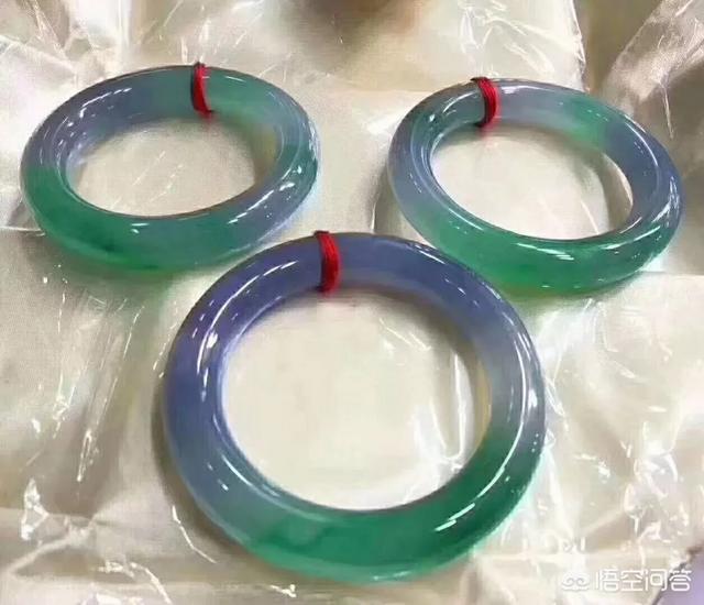 翡翠手镯与和田玉手镯该怎么选?-第1张图片-翡翠网 翡翠手镯与和田玉手镯该怎么选?-第1张图片-翡翠网