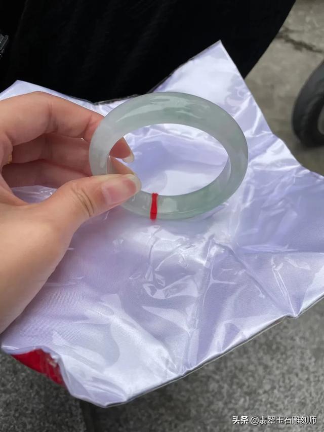 这个翡翠手镯价值如何?-第8张图片-翡翠网 这个翡翠手镯价值如何?-第8张图片-翡翠网