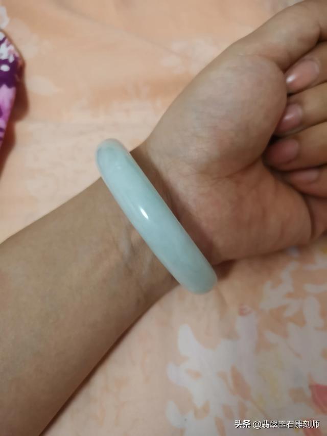 这个翡翠手镯价值如何?-第1张图片-翡翠网 这个翡翠手镯价值如何?-第1张图片-翡翠网
