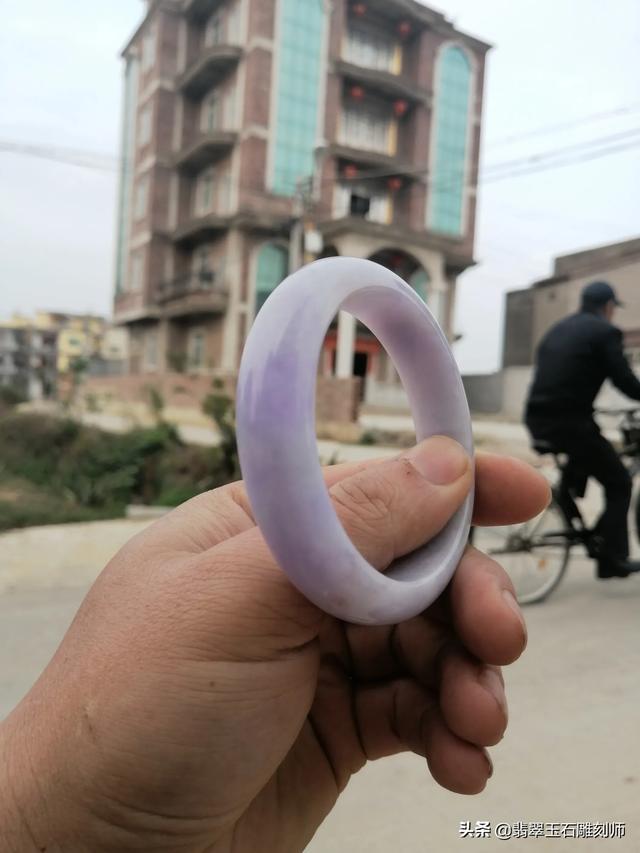 这个翡翠手镯价值如何?-第2张图片-翡翠网 这个翡翠手镯价值如何?-第2张图片-翡翠网