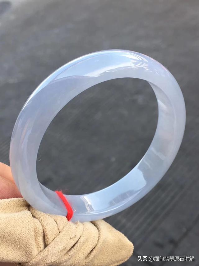新买的翡翠手镯带半个月，绿色飘花变淡了扩散了怎么回事？-第2张图片-翡翠网