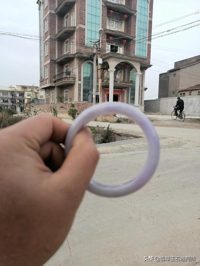 这个翡翠手镯价值如何?-第5张图片-翡翠网 这个翡翠手镯价值如何?-第5张图片-翡翠网