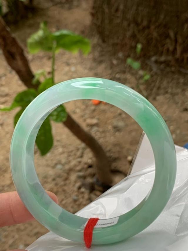 加工翡翠手镯圈口可以有多少毫米误差?-第8张图片-翡翠网 加工翡翠手镯圈口可以有多少毫米误差?-第8张图片-翡翠网