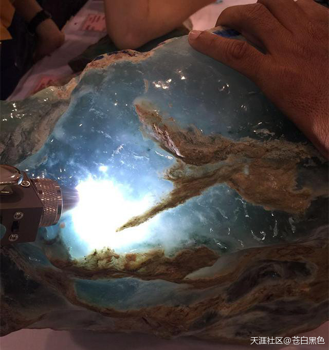 疯了疯了,33克的翡翠原石价值一辆玛莎拉蒂!!!-第2张图片-翡翠网 疯了疯了,33克的翡翠原石价值一辆玛莎拉蒂!!!-第2张图片-翡翠网