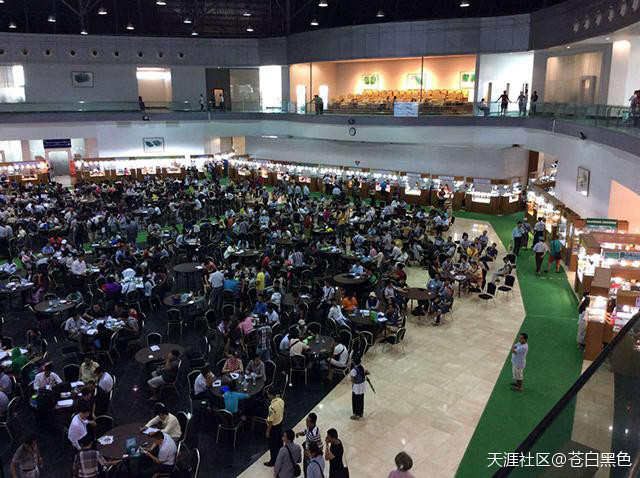 疯了疯了,33克的翡翠原石价值一辆玛莎拉蒂!!!-第13张图片-翡翠网 疯了疯了,33克的翡翠原石价值一辆玛莎拉蒂!!!-第13张图片-翡翠网