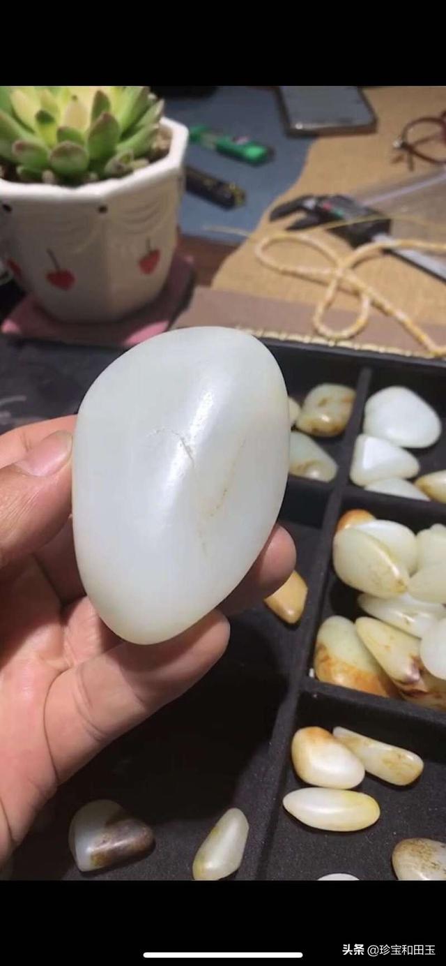 为什么新疆和田玉素有“一红二黄三墨四羊脂”的说法？-第6张图片-翡翠网