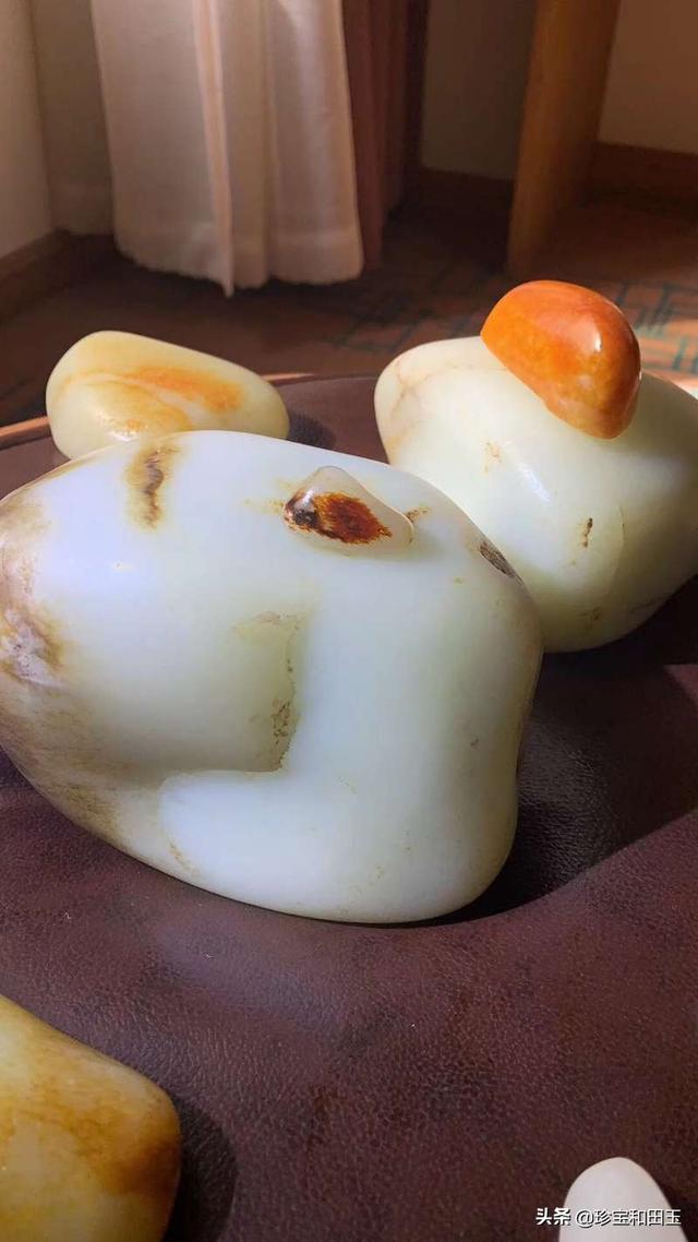 为什么新疆和田玉素有“一红二黄三墨四羊脂”的说法？-第7张图片-翡翠网