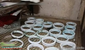 黑幕揭秘烂石头如何变成翡翠玉镯的全过程-第4张图片-翡翠网 黑幕揭秘烂石头如何变成翡翠玉镯的全过程-第4张图片-翡翠网