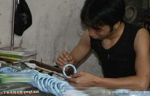 黑幕揭秘烂石头如何变成翡翠玉镯的全过程-第5张图片-翡翠网 黑幕揭秘烂石头如何变成翡翠玉镯的全过程-第5张图片-翡翠网