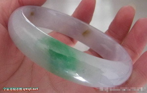 黑幕揭秘烂石头如何变成翡翠玉镯的全过程-第1张图片-翡翠网 黑幕揭秘烂石头如何变成翡翠玉镯的全过程-第1张图片-翡翠网