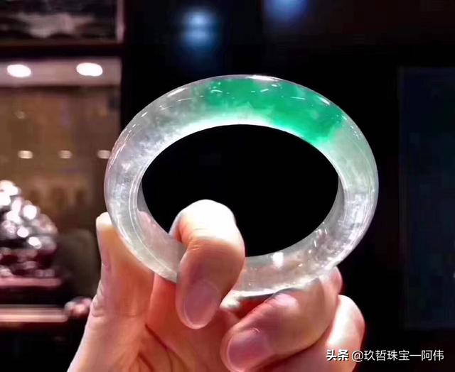 我家有个100年的翡翠手镯有收藏价值吗？-第1张图片-翡翠网