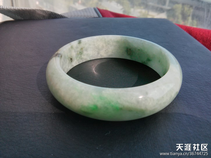 万达购物后抽奖一折买的翡翠玉镯，烦请天涯专家帮忙鉴定一下（多图）-第9张图片-翡翠网